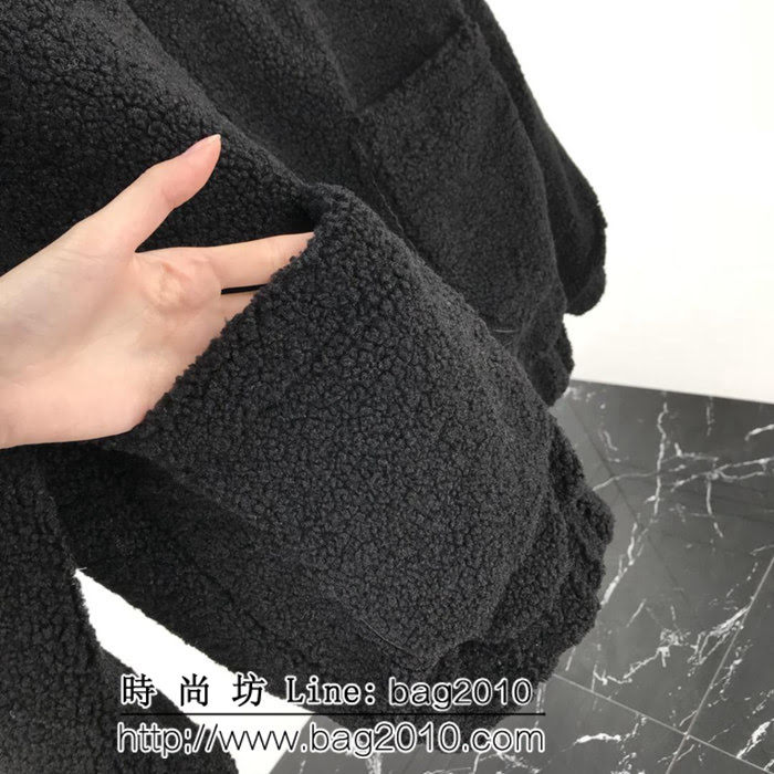 FENDI芬迪 18ss秋冬 搖粒絨大字母貼布繡 寬鬆版 棉服外套 背後品牌字母刺繡圖案 男女同款 ydi2568
